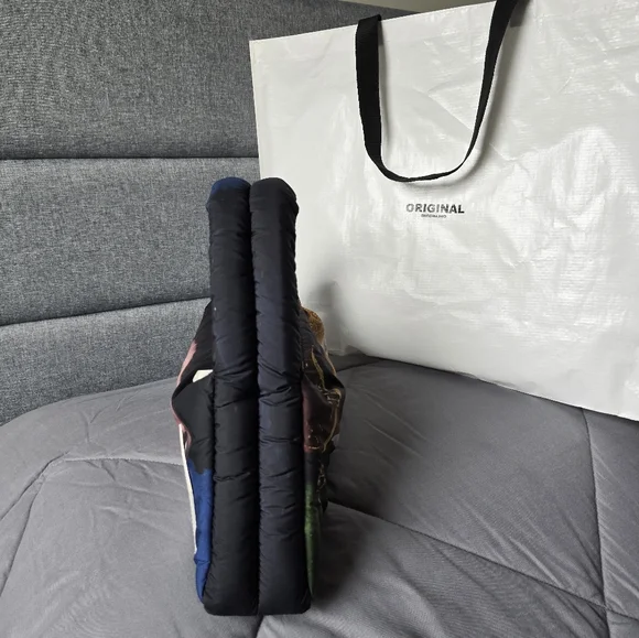 Greyhound TRIANGLE PUFFER SHOULDER BAG - Picture 5 of 8